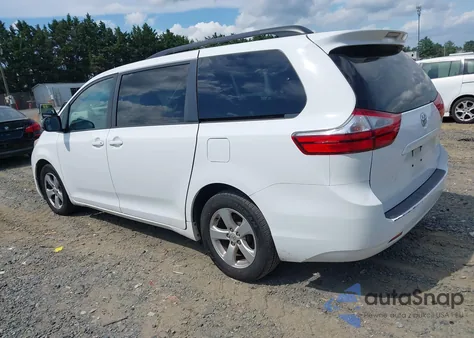 2017 Toyota Sienna Le 8 Passenger z USA, uszkodzony, nr VIN 5TDKZ3DC5HS826355